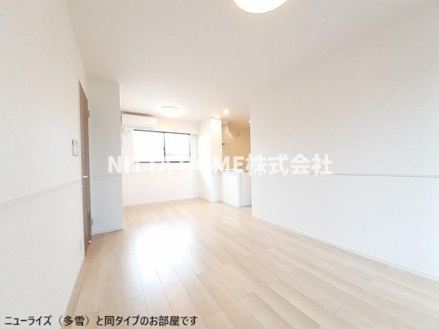 豊岡市伏のアパートの居間・リビング|【完成イメージ】リビングは１３．４帖あります◆