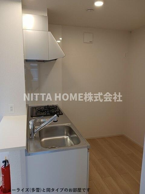 豊岡市伏のアパートのキッチン|【完成イメージ】３口コンロのカウンターキッチンを採用♪