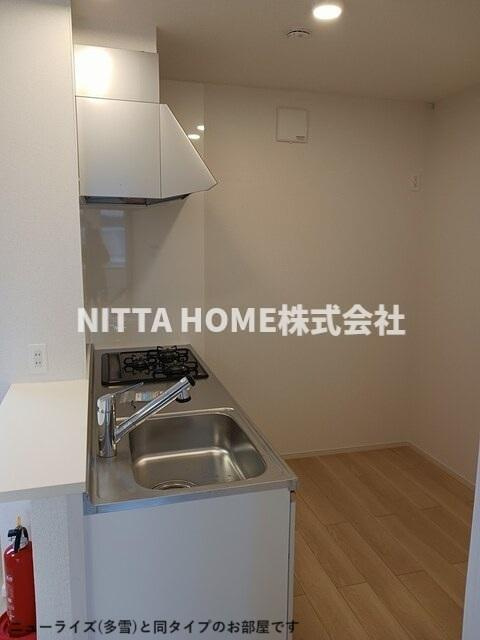 豊岡市伏のアパートのキッチン|【完成イメージ】３口コンロのカウンターキッチンを採用♪