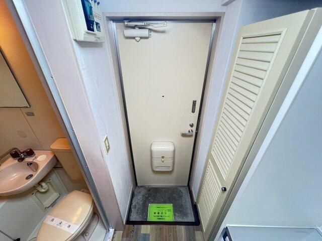 狭山市入間川２丁目のアパートの玄関