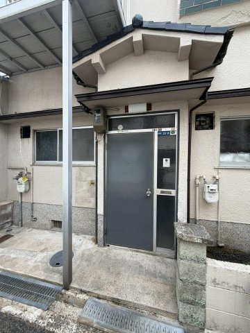 黒原旭町店舗付住宅のエントランス