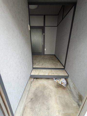 黒原旭町店舗付住宅の玄関