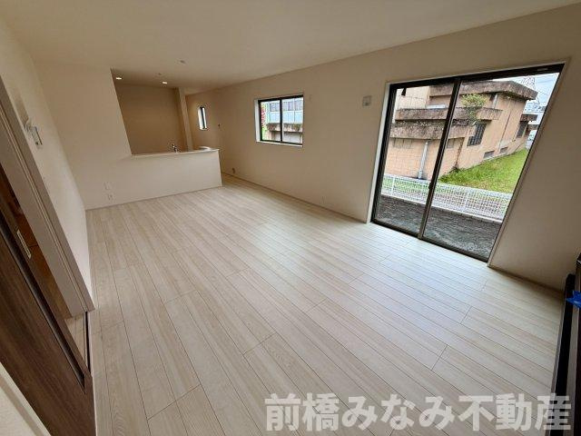 【新築】渋川市渋川第５　限定１棟　リーブルガーデン　新築建売の居間・リビング|おしゃれな居間です