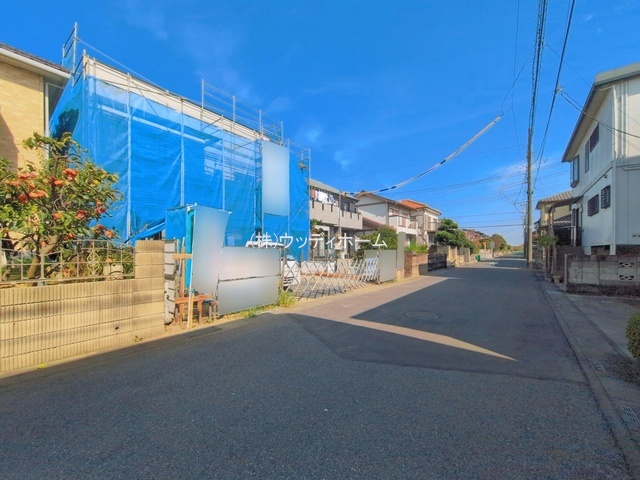 越谷市弥栄町3丁目　新築一戸建ての前面道路含む現地写真