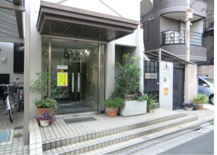 リフレックスナカネのエントランス