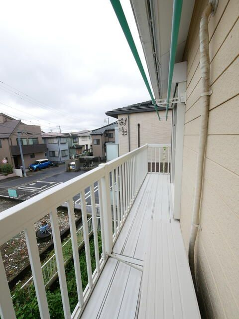 流山市向小金２丁目のアパートのバルコニー