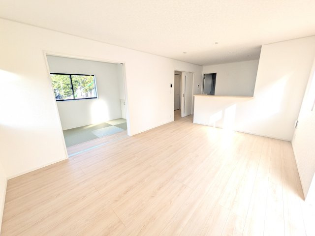 阿見町若栗　第７　新築戸建　1号棟の居間・リビング|居心地の良いデザインと機能性を両立。ご友人を招いたり、趣味を楽しんだり、様々なシーンで活躍する団らんの中心地です。