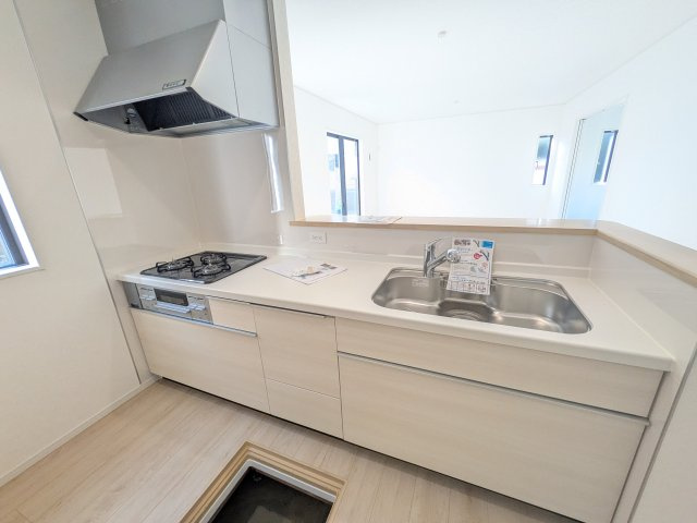 阿見町若栗　第７　新築戸建　1号棟のキッチン|対面式カウンターでリビングとの一体感を演出。使いやすい動線と豊富な収納で、毎日の料理時間も快適に過ごせます。