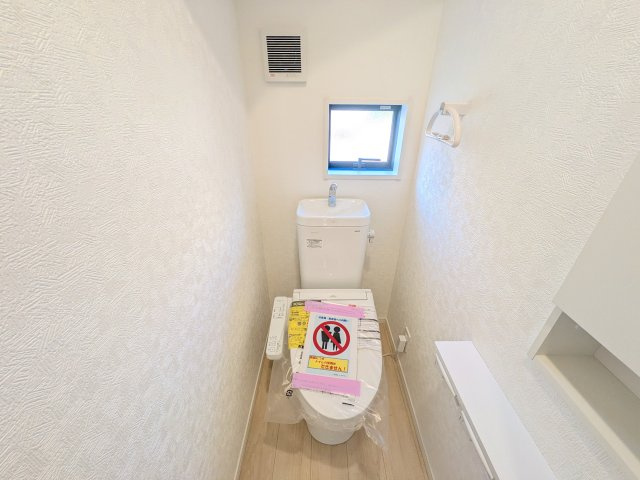 阿見町若栗　第７　新築戸建　1号棟のトイレ|少ない水でもパワフルに洗浄する節水設計。清潔さと機能性を両立させた、毎日気持ち良く使えるトイレ空間です。