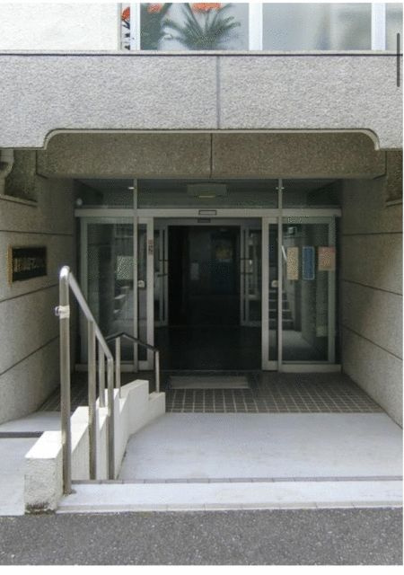 鶯谷永谷マンションのエントランス
