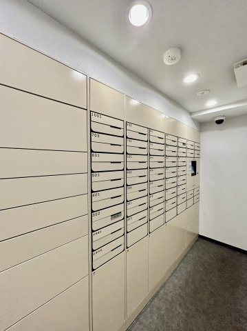 ジオ瑞江の設備|【宅配ボックス】在宅時・不在時に関わらず、居住者の代わりに非対面で宅配物を受け取ってくれる便利な設備です。わかりやすくご説明致しますので見学時にはお部屋だけではなく共用部分もぜひチェックしてください。