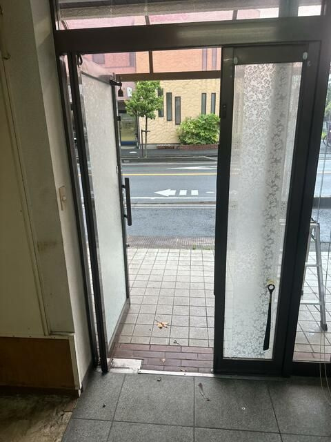 流山市平和台４丁目の店舗事務所の玄関
