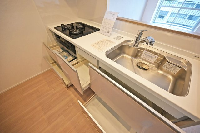 西宮セントポリア1号棟のキッチン|大きさの異なる引き出し収納を備え、フライパンや鍋、細かなキッチン用品まで分けてしまえるつくり。上から中身を確認しやすく、必要なものをサッと取り出せます。
