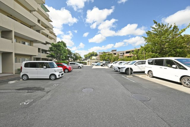 西宮セントポリア1号棟の駐車場|駐車場月額料金：9500円
※空き状況は要確認