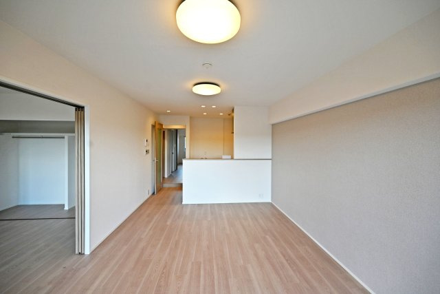 西宮セントポリア1号棟のキッチン|キッチンとリビングの距離が近く、料理をしながらでも家族と会話しやすい間取り。隣の洋室を開けて使えばさらに空間がつながり、食事・くつろぎ・個室と、その日の過ごし方に合わせて使い分けられます。