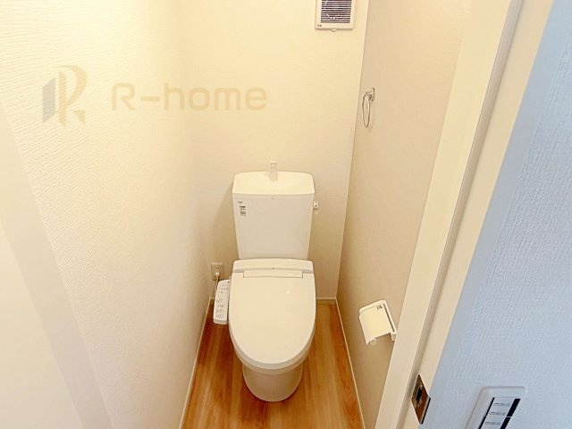 水戸市東前町5期　新築戸建て　1号棟のトイレ|温水洗浄便座付きのトイレ。
トイレが２ヵ所設置で朝の忙しい時間でも安心です。