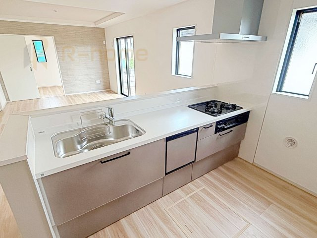 水戸市東前町5期　新築戸建て　1号棟のキッチン|料理をしながら家族とコミュニケーションが取れる対面式システムキッチン。便利なビルトイン食洗機付き！
