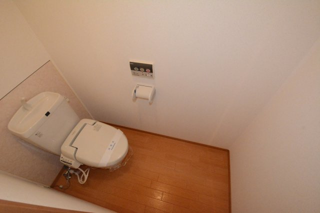 温水洗浄便座付きのトイレです♪