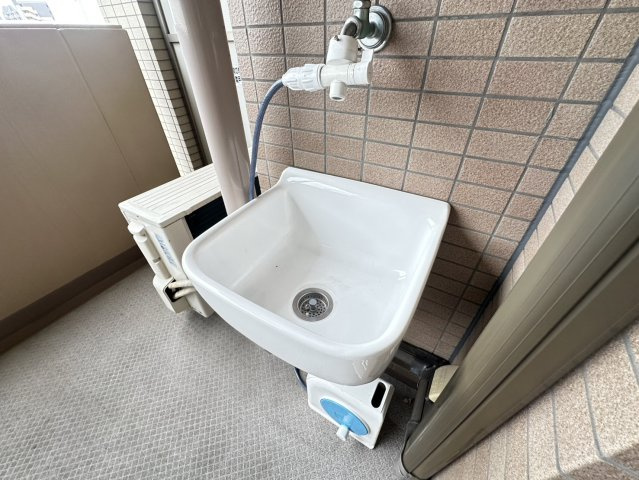 コスモ六甲ガーデンフォートの構造・工法・仕様|バルコニーにはスロップシンクがございます。
浴室・洗面では洗いにくい運動靴等、洗った状態からバルコニーで自然乾燥まで、
ワンストップで行えます。