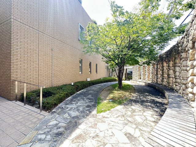 コスモ六甲ガーデンフォートの庭|マンション敷地内にございます共用の庭です。