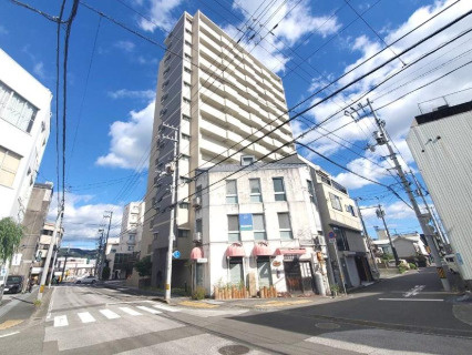 「利便性と開放感を享受する上層階住戸」高知市相生町アルファステイツ高知駅前　中古マンションの外観|青空に映える、都市生活の拠点となるスタイリッシュな佇まい☆