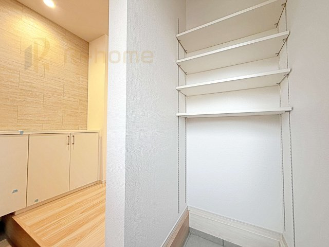 水戸市東前町5期　新築戸建て　3号棟の玄関|整理しやすい可動棚付きシューズインクローゼット！