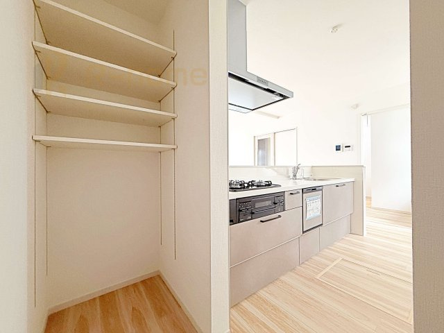 水戸市東前町5期　新築戸建て　3号棟の収納|キッチンにはパントリーを設置！キッチン回りの整理整頓の悩みも解決♪