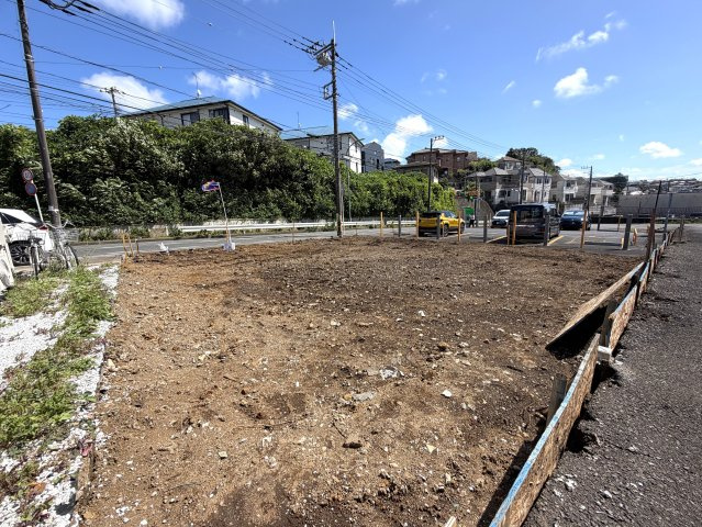 建築条件外せるかも？特に東と西側は建物の距離も空きます。すなわち、陽当りや風抜けは期待してヨシ！！最大で約１３７㎡くらいの建物の建築イケます！！そんな『保土ケ谷区東川島町』条件付きの土地