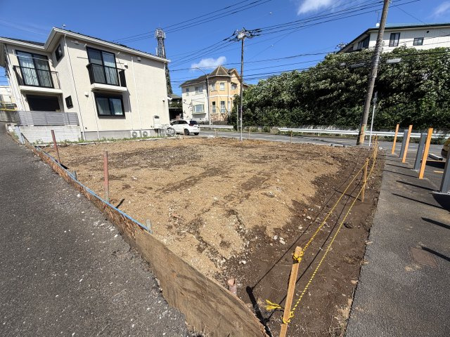 建築条件外せるかも？特に東と西側は建物の距離も空きます。すなわち、陽当りや風抜けは期待してヨシ！！最大で約１３７㎡くらいの建物の建築イケます！！そんな『保土ケ谷区東川島町』条件付きの土地の前面道路含む現地写真|前面道路含む現地写真です