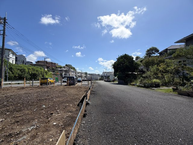 建築条件外せるかも？特に東と西側は建物の距離も空きます。すなわち、陽当りや風抜けは期待してヨシ！！最大で約１３７㎡くらいの建物の建築イケます！！そんな『保土ケ谷区東川島町』条件付きの土地の前面道路含む現地写真|前面道路含む現地写真です