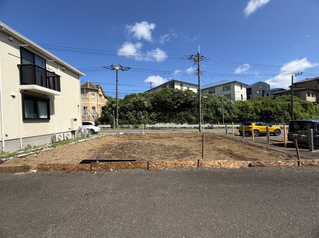 建築条件外せるかも？特に東と西側は建物の距離も空きます。すなわち、陽当りや風抜けは期待してヨシ！！最大で約１３７㎡くらいの建物の建築イケます！！そんな『保土ケ谷区東川島町』条件付きの土地の前面道路含む現地写真|前面道路含む現地写真です