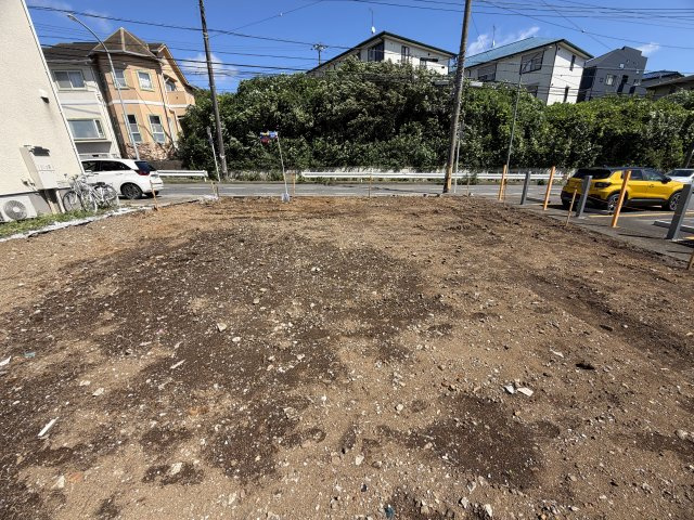 建築条件外せるかも？特に東と西側は建物の距離も空きます。すなわち、陽当りや風抜けは期待してヨシ！！最大で約１３７㎡くらいの建物の建築イケます！！そんな『保土ケ谷区東川島町』条件付きの土地の前面道路含む現地写真|前面道路含む現地写真です