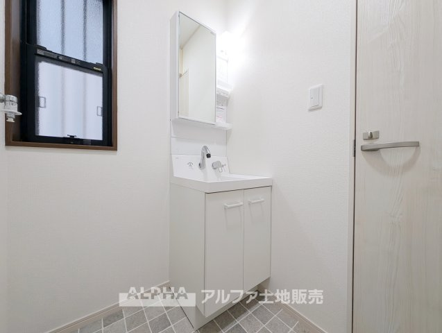 東京都武蔵村山市残堀5丁目　中古の独立洗面台|【Wash Basin】◆独立洗面台◆洗面スペースを独立して確保。朝の身支度から帰宅後の手洗いまで、毎日の生活で使いやすい空間です。