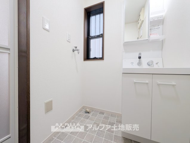 東京都武蔵村山市残堀5丁目　中古の独立洗面台|【Powder Room】◆洗面化粧台◆シャワー水栓を交換予定。洗髪や身支度、お掃除など用途に合わせて使いやすい洗面スペースです。