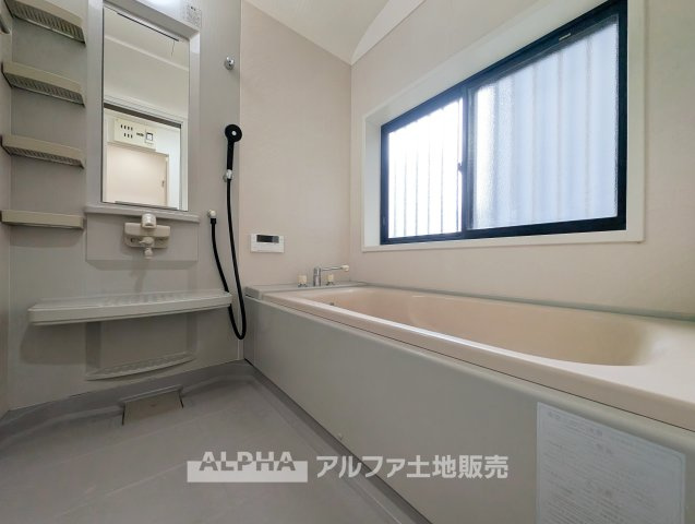 東京都武蔵村山市残堀5丁目　中古の浴室|【Bathroom】◆浴室◆一日の疲れを癒やすバスルーム。窓が設けられているため、入浴後の換気にも配慮された空間です。