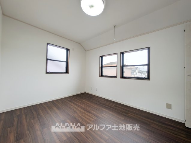 東京都武蔵村山市残堀5丁目　中古の洋室|【Private Room】◆洋室◆7.5帖と6帖の洋室を配置。寝室や子ども部屋、ワークスペースなど、生活スタイルに合わせて使い分けられます。
