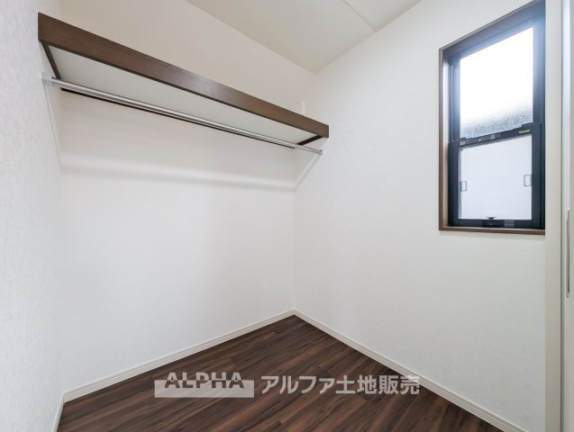 東京都武蔵村山市残堀5丁目　中古の収納|【Storage】◆収納充実◆WICやクローゼットに加えて屋根裏収納も確保。衣類から季節用品まで、用途に合わせて整理できます。