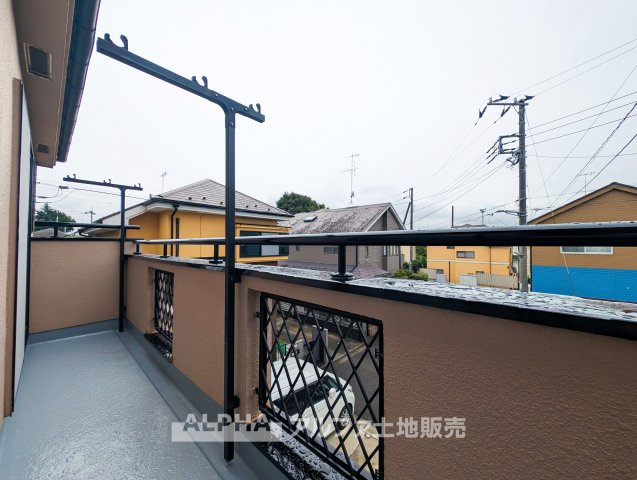東京都武蔵村山市残堀5丁目　中古のバルコニー|【Balcony】◆バルコニー◆2階洋室から出入りできるバルコニー。洗濯物を干すスペースとして、日々の家事に活躍します。
