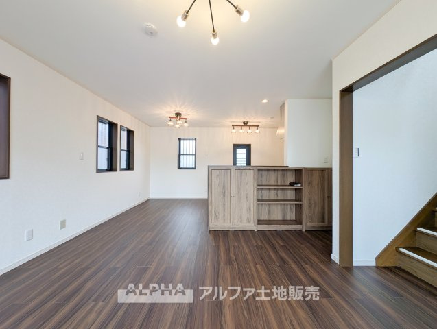 東京都武蔵村山市残堀5丁目　中古の居間・リビング|【Bright Living】◆17.25帖のLDK◆家族が集まるリビングは、家具を配置しても空間を活かしやすい広さ。毎日の団らんを心地よく楽しめます。