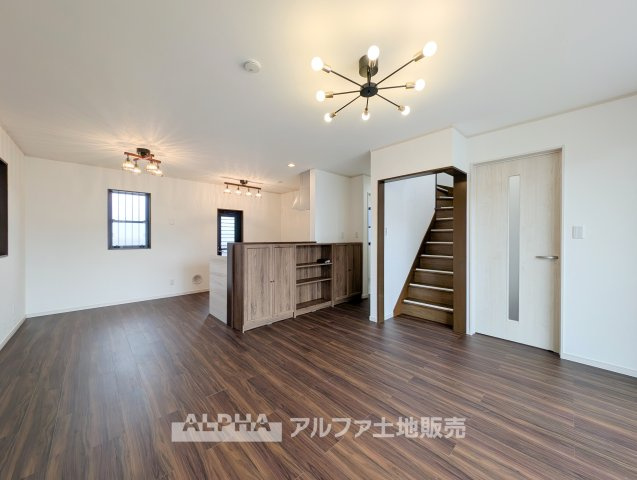 東京都武蔵村山市残堀5丁目　中古の居間・リビング|【Open Living】◆明るいLDK◆窓から自然光が入り、のびやかな印象のリビング。ダイニングとリビングを分けた家具配置もしやすい空間です。