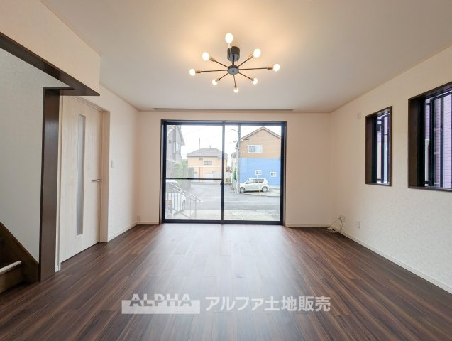 東京都武蔵村山市残堀5丁目　中古の居間・リビング|【Family Time】◆家族が集う空間◆キッチンとつながるLDKは、お料理中も家族との会話を楽しみやすく、自然とコミュニケーションが生まれます。