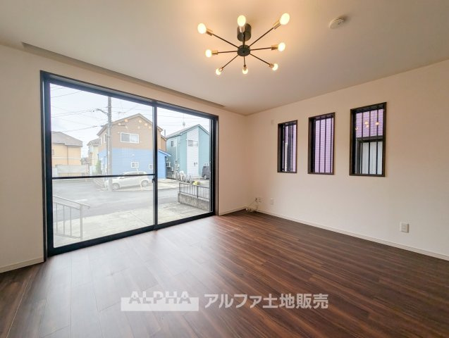 東京都武蔵村山市残堀5丁目　中古の居間・リビング|【Comfort Living】◆17.25帖のLDK◆食事を楽しむダイニングとくつろぎのリビングを一体的に使え、暮らしに合わせた家具配置を楽しめます。