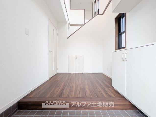 東京都武蔵村山市残堀5丁目　中古の玄関|【Entrance】◆吹抜のある玄関◆上方向への広がりを感じられる吹抜を採用。住まいへ入った瞬間から、開放的な雰囲気が広がります。