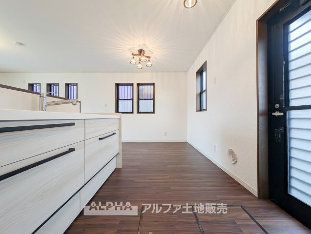 東京都武蔵村山市残堀5丁目　中古のキッチン|【Kitchen】◆キッチン◆LDKとつながる配置で、料理から配膳までスムーズに行いやすい設計。家族との会話も楽しみながら料理ができます。