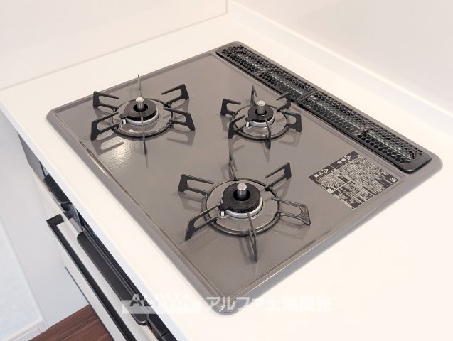 東京都武蔵村山市残堀5丁目　中古のキッチン|【Gas Stove】◆ガスコンロ◆火加減を確認しながら調理でき、炒め物から煮込み料理まで幅広く活躍。毎日の料理を支える設備です。
