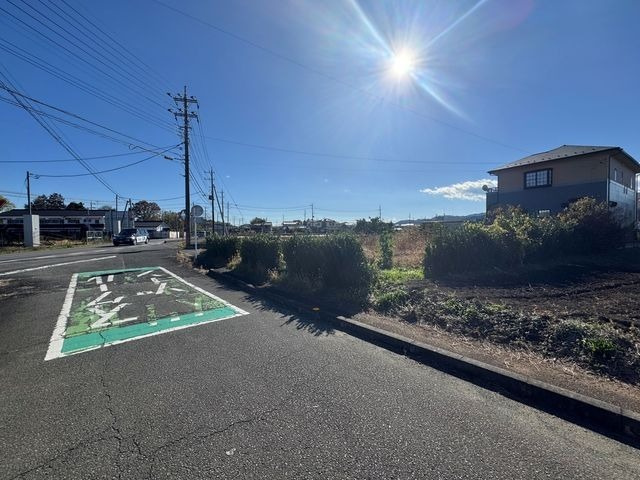 入間郡毛呂山町岩井　売地の前面道路含む現地写真