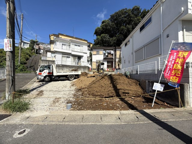 条件外しも相談可！！外さずにしても、建物仕様はなかなか良いですよ！完成した物件も参考として見れますから、建物価格はいくらくらいになるのか？などお気軽にどうぞ♪な、『保土ケ谷区東川島町』条件付き土地の前面道路含む現地写真|前面道路含む現地写真です