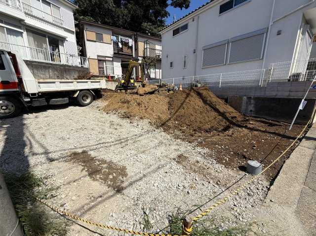 条件外しも相談可！！外さずにしても、建物仕様はなかなか良いですよ！完成した物件も参考として見れますから、建物価格はいくらくらいになるのか？などお気軽にどうぞ♪な、『保土ケ谷区東川島町』条件付き土地の前面道路含む現地写真|前面道路含む現地写真です