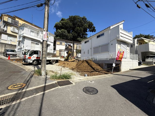 条件外しも相談可！！外さずにしても、建物仕様はなかなか良いですよ！完成した物件も参考として見れますから、建物価格はいくらくらいになるのか？などお気軽にどうぞ♪な、『保土ケ谷区東川島町』条件付き土地の前面道路含む現地写真|前面道路含む現地写真です
