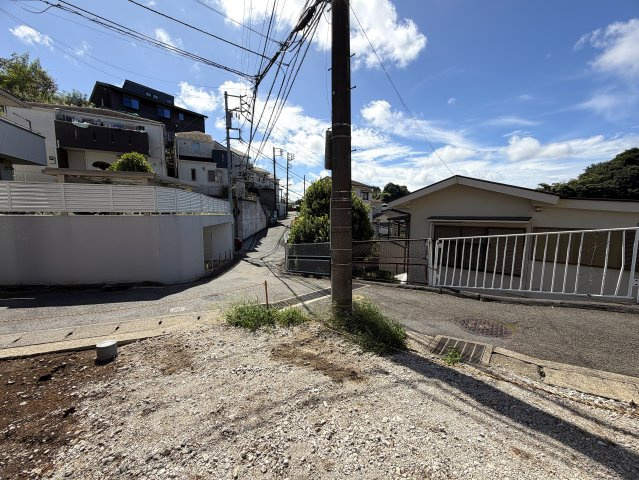 条件外しも相談可！！外さずにしても、建物仕様はなかなか良いですよ！完成した物件も参考として見れますから、建物価格はいくらくらいになるのか？などお気軽にどうぞ♪な、『保土ケ谷区東川島町』条件付き土地の前面道路含む現地写真|前面道路含む現地写真です
